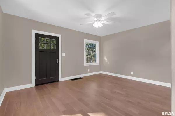 2548 HAWLEY ST, Bettendorf, IA 52722