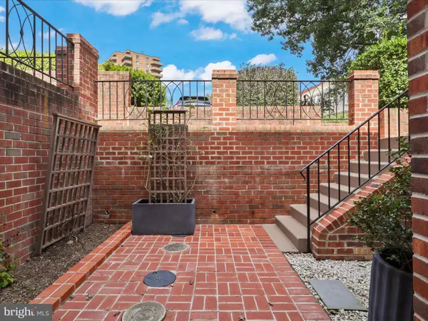 3241 SUTTON PL NW #D, Washington, DC 20016