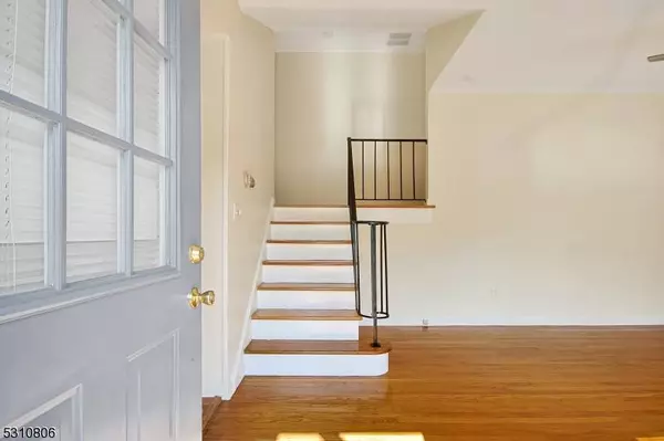 67 Pine St, Newton Town, NJ 07860