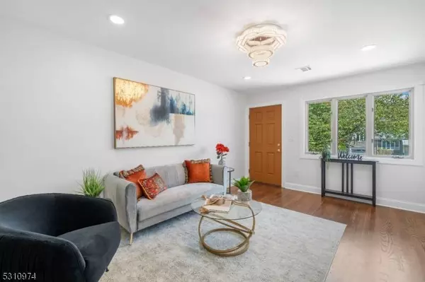 57 Lockwood Dr, Clifton City, NJ 07013