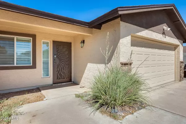 812 W KIOWA Circle, Mesa, AZ 85210