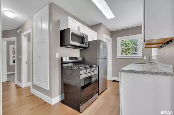 2548 HAWLEY ST, Bettendorf, IA 52722