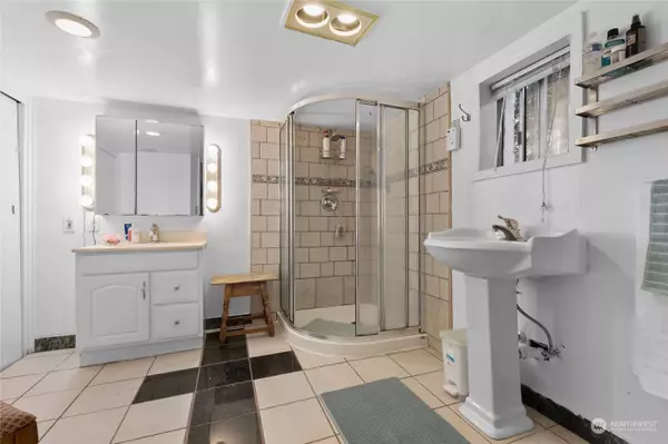 7706 17th AVE SW, Seattle, WA 98106