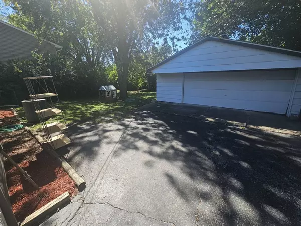 3538 Susan LN, Steger, IL 60475