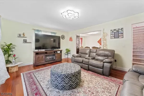 9 Wyckoff Way, Hillsborough Twp., NJ 08844