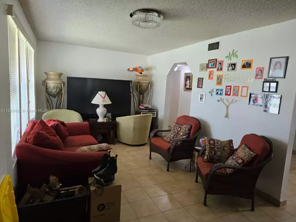 11234 SW 43rd St, Miami, FL 33165