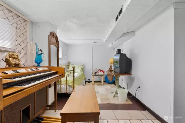 7706 17th AVE SW, Seattle, WA 98106