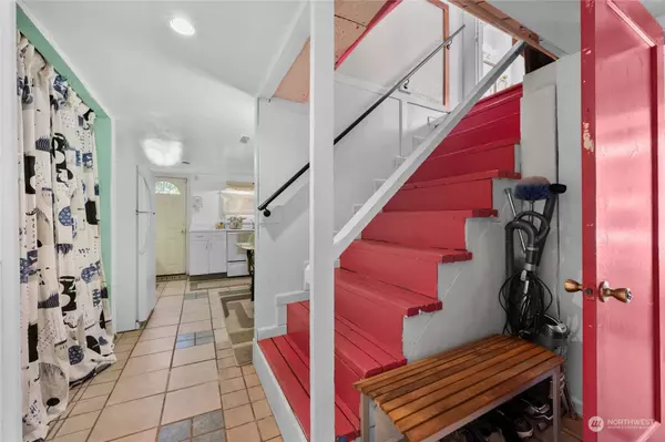 7706 17th AVE SW, Seattle, WA 98106