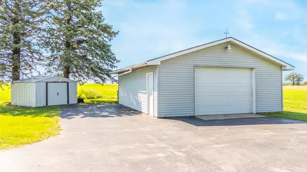 4923 COUNTY RD G, Oshkosh, WI 54986