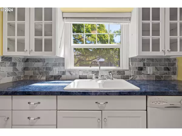 4220 NE 69TH AVE, Portland, OR 97218