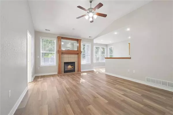 212 Campbell DR, Lawrence, KS 66049