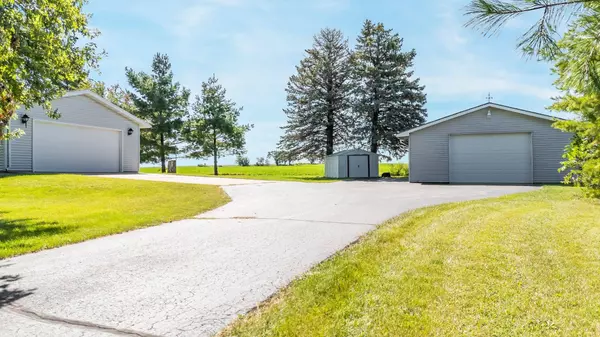 4923 COUNTY RD G, Oshkosh, WI 54986