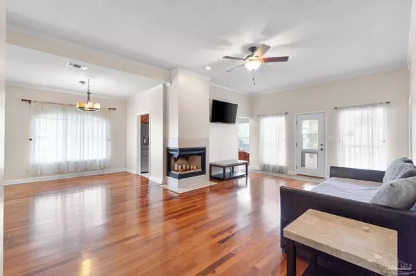 4000 Longwood Cir, Gulf Breeze, FL 32563