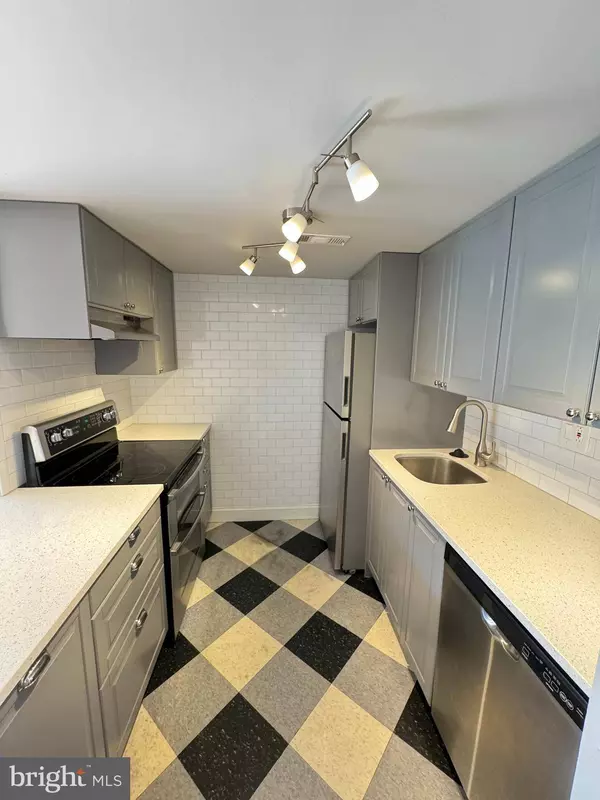 2 W AZALEA LN, Mount Laurel, NJ 08054