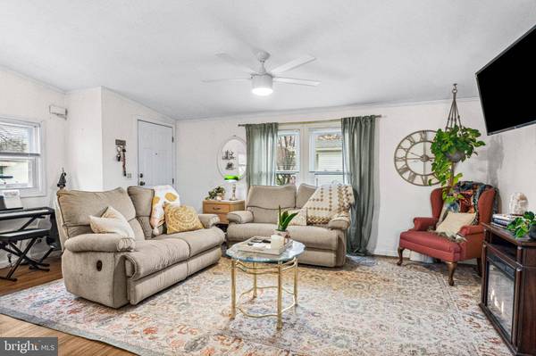 810 WOODCHUCK DR, Mount Laurel, NJ 08054