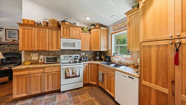 N7418 S SECHLERVILLE Rd, Hixton, WI 54635