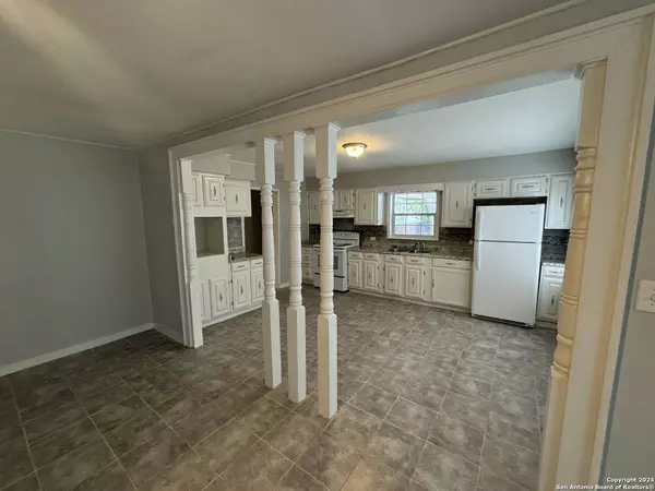 610 AVE B, Crystal City, TX 78839