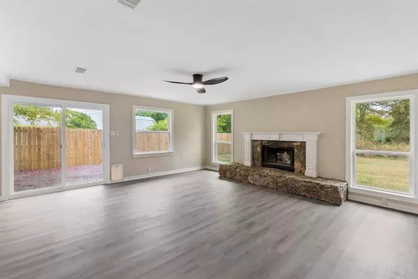 182 Rs County Road 1536, Point, TX 75472