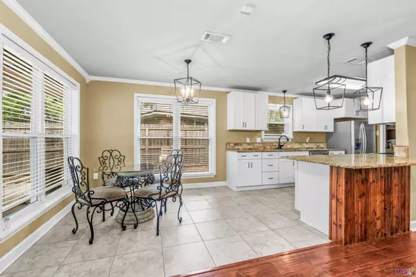 8912 SHADOW BLUFF AVE, Denham Springs, LA 70726