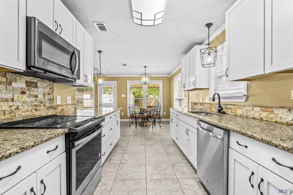 8912 SHADOW BLUFF AVE, Denham Springs, LA 70726