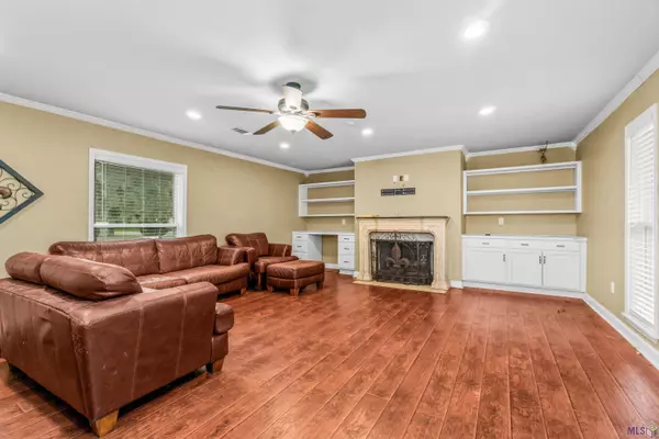 8912 SHADOW BLUFF AVE, Denham Springs, LA 70726