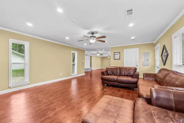 8912 SHADOW BLUFF AVE, Denham Springs, LA 70726