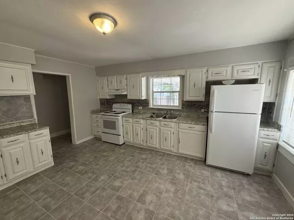 610 AVE B, Crystal City, TX 78839