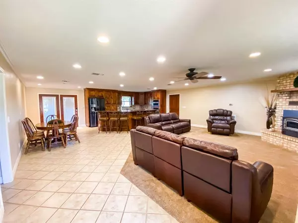 191 County Road 77cc, Hallettsville, TX 77964