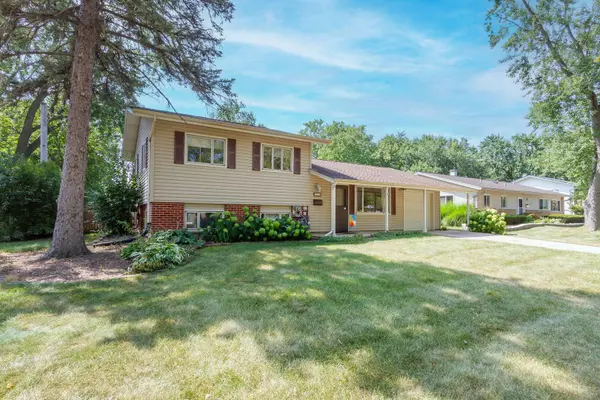 525 W Berkley LN, Hoffman Estates, IL 60169