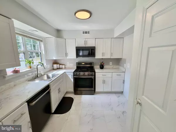 16 BAILLY DR, Burlington, NJ 08016