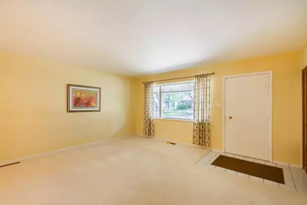 525 W Berkley LN, Hoffman Estates, IL 60169