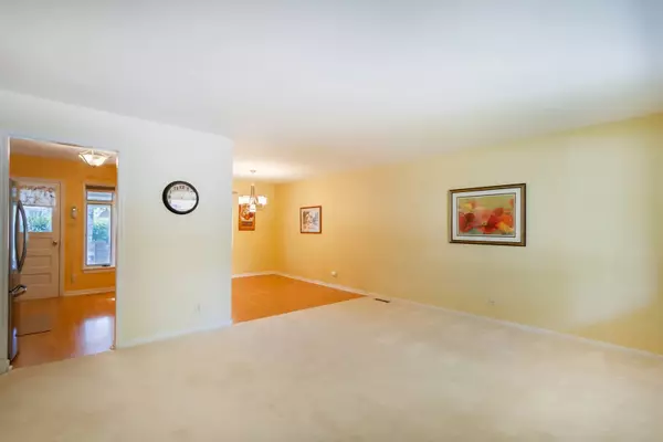 525 W Berkley LN, Hoffman Estates, IL 60169