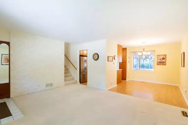 525 W Berkley LN, Hoffman Estates, IL 60169