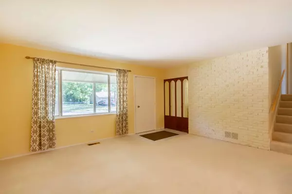 525 W Berkley LN, Hoffman Estates, IL 60169