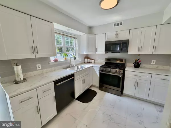 16 BAILLY DR, Burlington, NJ 08016