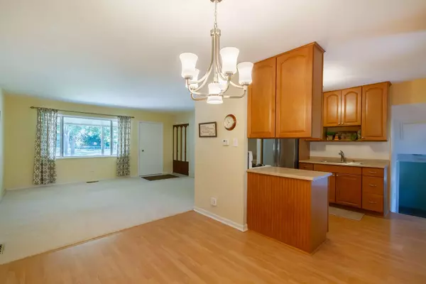 525 W Berkley LN, Hoffman Estates, IL 60169