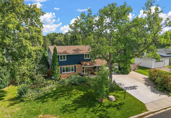 2510 Lamplighter LN, Golden Valley, MN 55422