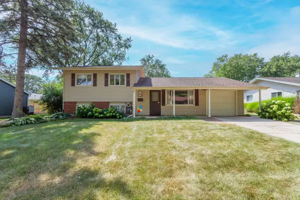 525 W Berkley LN, Hoffman Estates, IL 60169