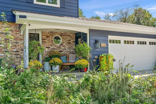 2510 Lamplighter LN, Golden Valley, MN 55422