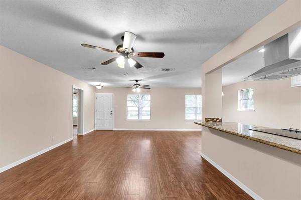 2209 Badger LN, Huntsville, TX 77320