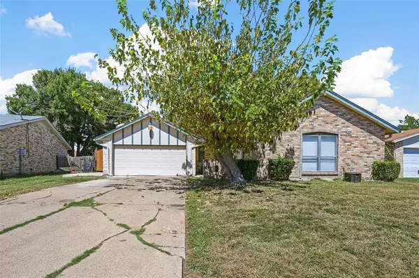 646 Lynne Drive, Grand Prairie, TX 75052