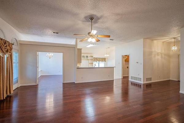 6013 Hillview Drive, Watauga, TX 76148