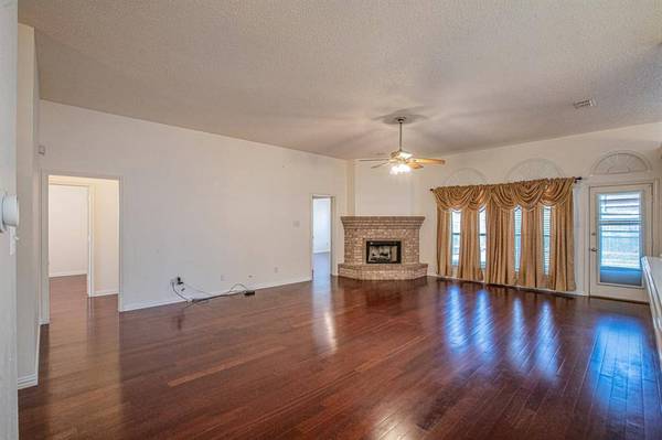 6013 Hillview Drive, Watauga, TX 76148