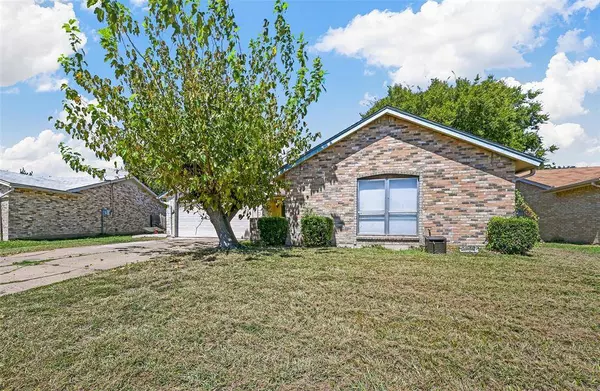 646 Lynne Drive, Grand Prairie, TX 75052