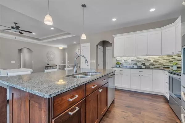 1212 Settlers CT, Marion, IA 52302