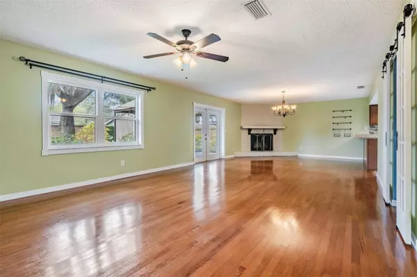 3809 ORANGEPOINTE RD, Valrico, FL 33596