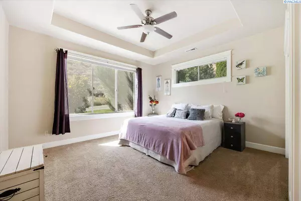 972 Meadow Hills Dr., Richland, WA 99352