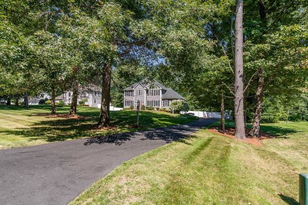 10 Kashmir DR, Salem, NH 03079