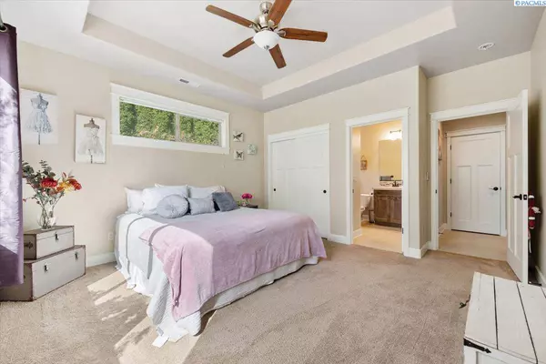 972 Meadow Hills Dr., Richland, WA 99352