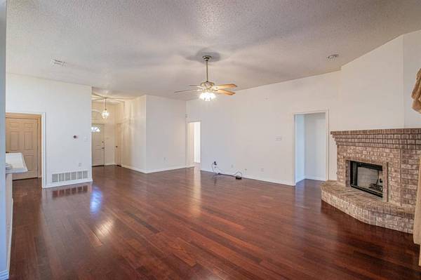 6013 Hillview Drive, Watauga, TX 76148